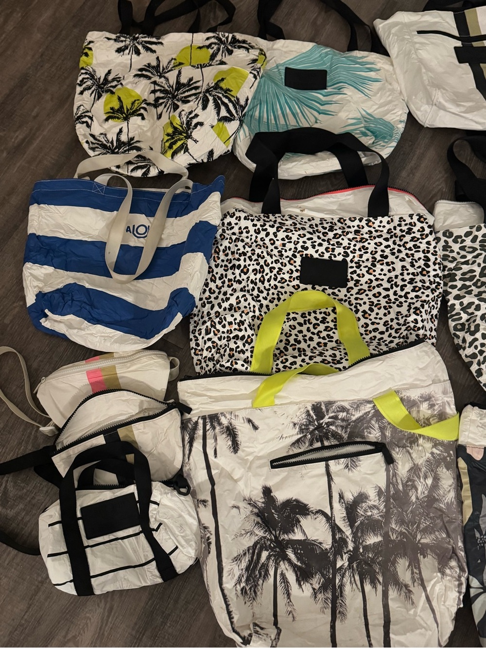 Aloha Collection grab bags! 15 assorted bags 2 pareos - Picture 3 of 3